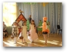Дети участвуют в сценке на празднике в детском саду  » увеличить ->